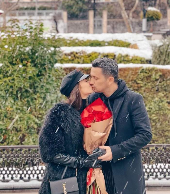 Flick, surpriză romantică pentru soția lui! Fotografia celor doi, văzută pe ecranele unui magazin comercial / FOTO