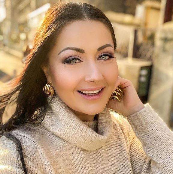 Gabriela Cristea își face un selfie. Vedeta e îmbrăcată într-un pulover crem, iar la urechi poartă niște cercei mari, aurii. Soția lui Tavi Clonda zâmbește larg.