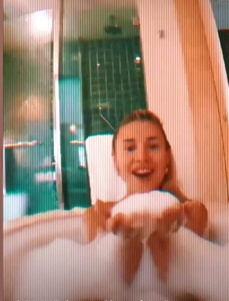 Alina Ceușan, goală în cada plină cu spumă