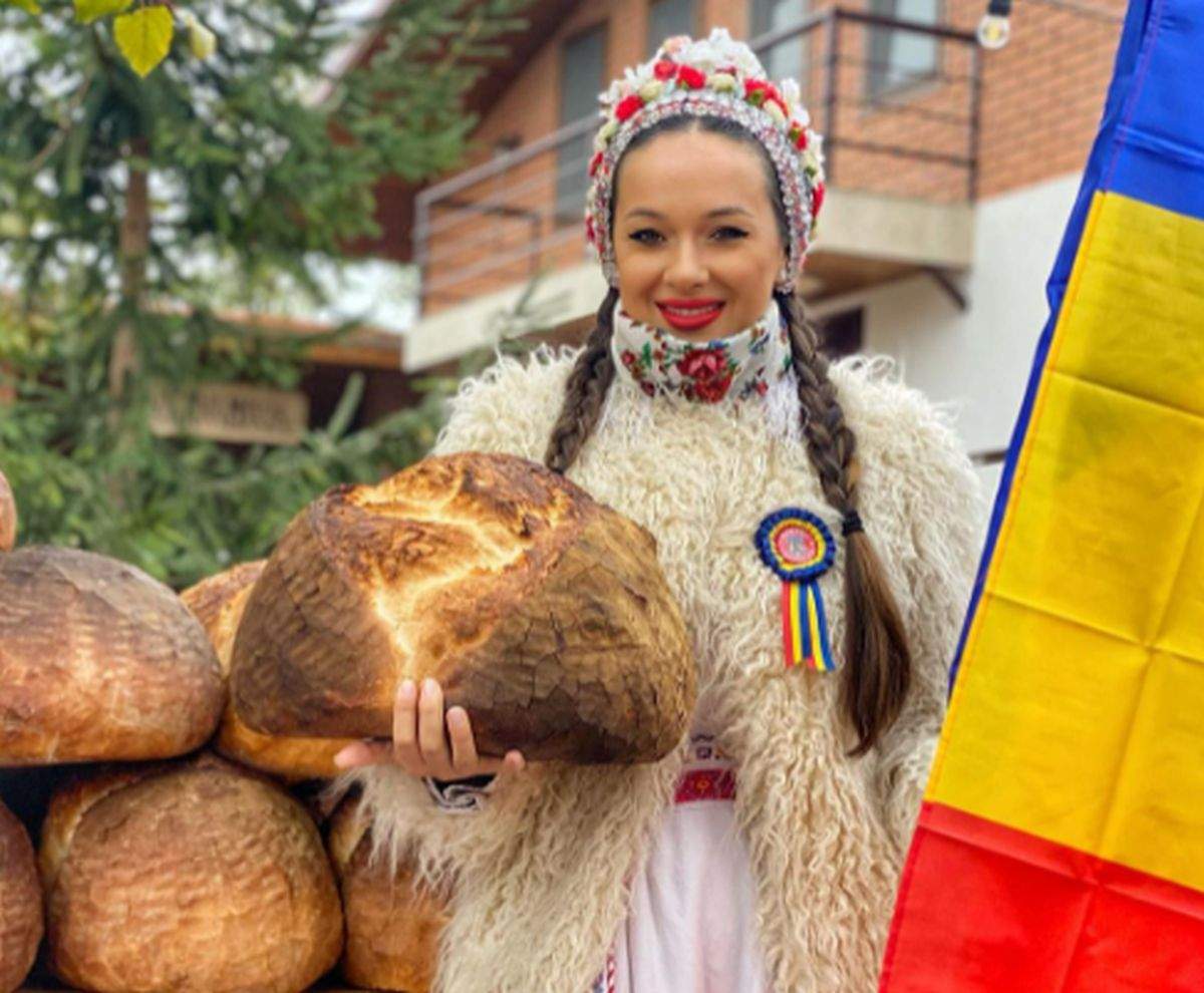 Vlăduța Lupău in costum popular cu paine in mana