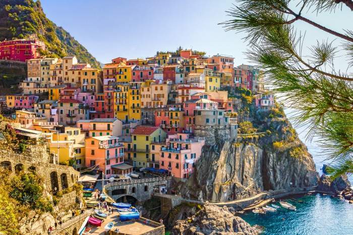 O fotografie cu un oraș din Italia, la malul mării