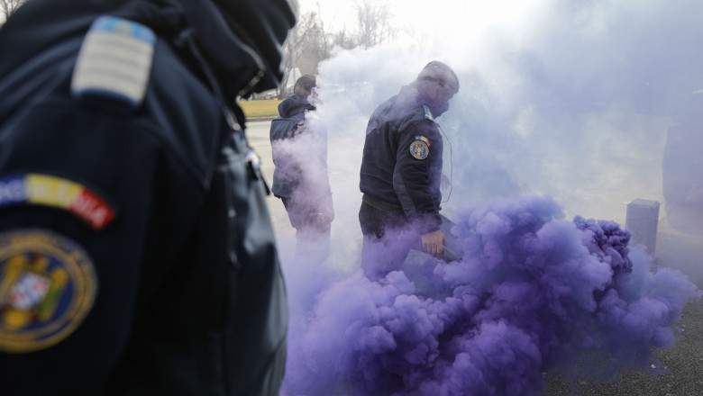 Zeci de angajaţi din sistemul apărării și al asistenţei sociale au protestat în faţa Palatului Cotroceni.