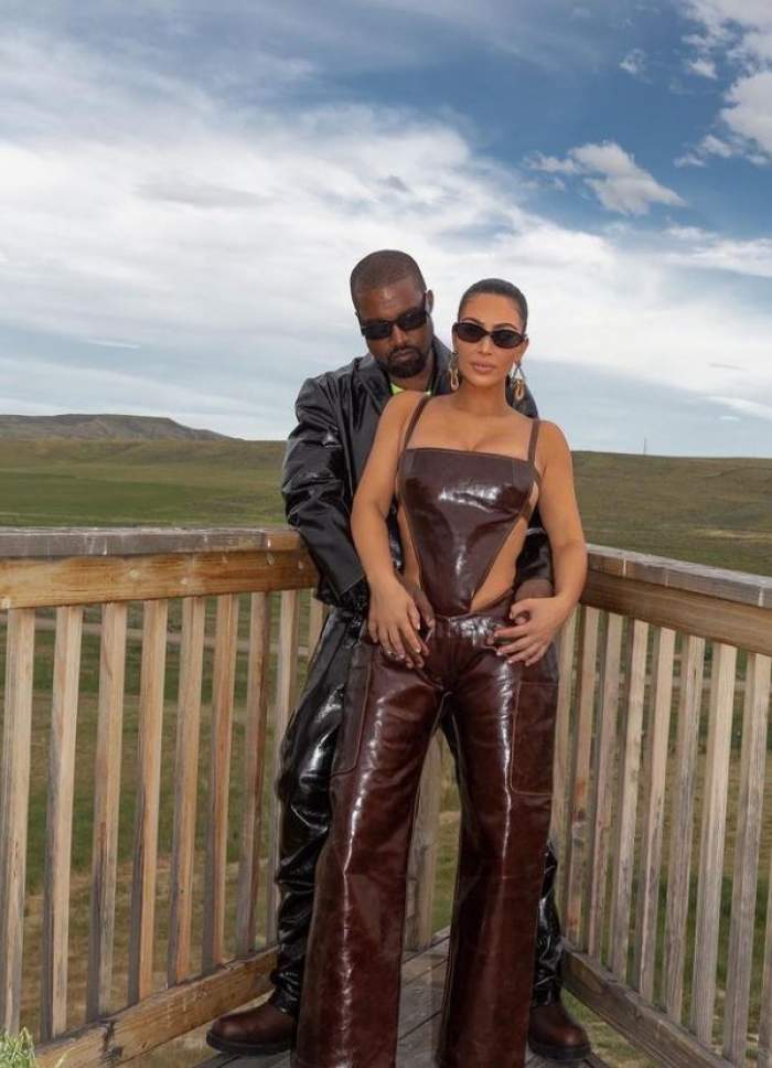 Kim Kardashian si Kanye West sunt pe un ponton, poarta haine din latex si ochelari de soare