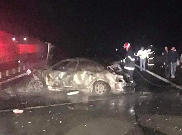 Accident grav în Arad, noaptea trecută! Un bărbat și un copil de 3 ani au murit, după ce o mașină a luat foc / FOTO