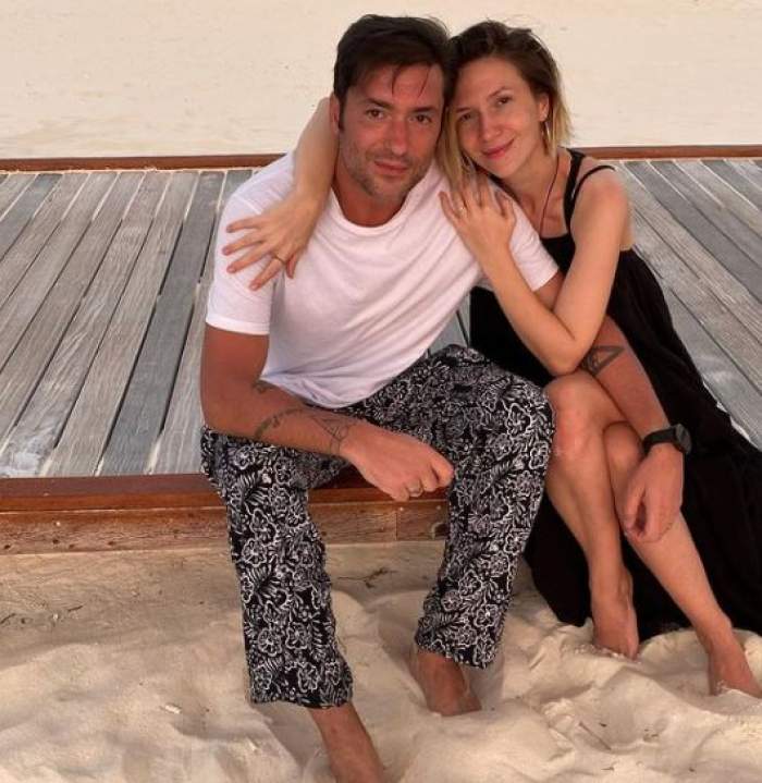 Adela Popescu și Radu Vâlcan în vacanță, îmbrățișați.