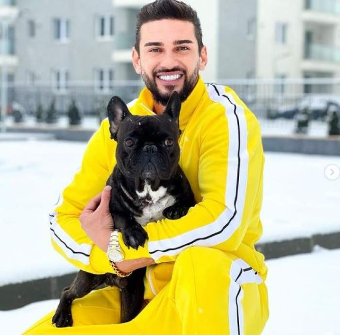 Dorian Popa în trening galben, cu Chelutu în brațe.