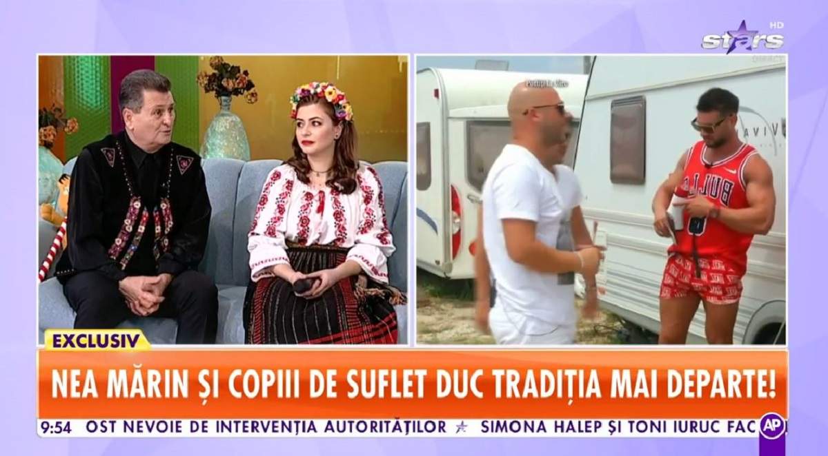 Nea Marin și fiica lui, Larisa, stau pe canapeaua bleu de la Star Matinal. Ea poartă o ie albă și o fustă neagră cu model roșu, iar el un costum negru popular, cu vestă colorată.