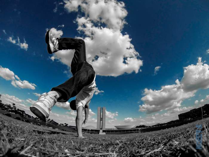 Tânăr la un pas de moarte, după ce a căzut în gol de pe terasa unui hotel din Baia Mare! Teribilistul este practicant de parkour