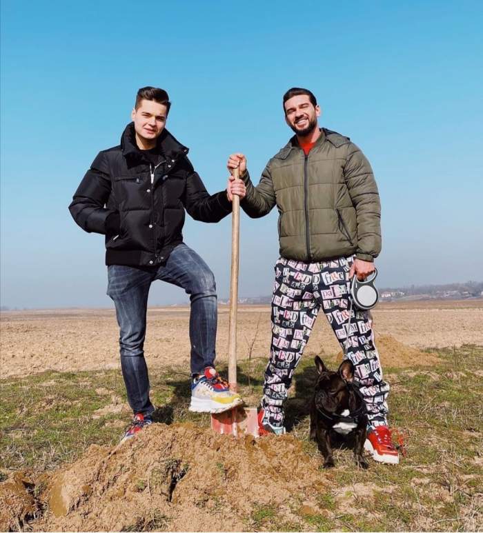 Dorian Popa și Selly, fotografiați pe câmp, cu lopata în mână