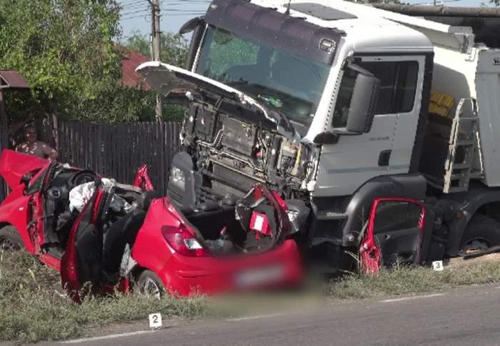 Tragedie în Timiș! Doi tineri căsătoriți au murit, după ce au intrat cu mașina sub un camion