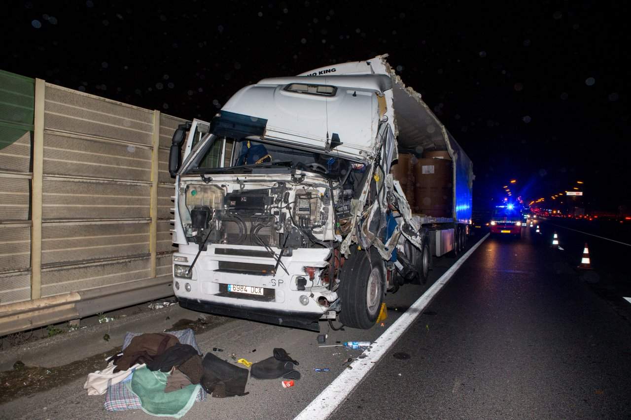 Tragedie în Timiș! Doi tineri căsătoriți au murit, după ce au intrat cu mașina sub un camion