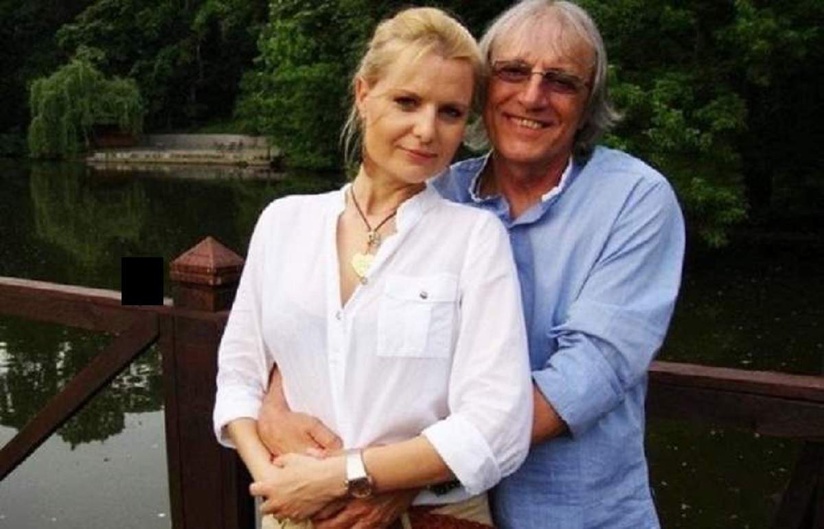 Simona Secrier și Mihai Constantinescu. Ea poartă o bluză albă, iar el o cămașă bleu și o îmbrățișează de la spate.