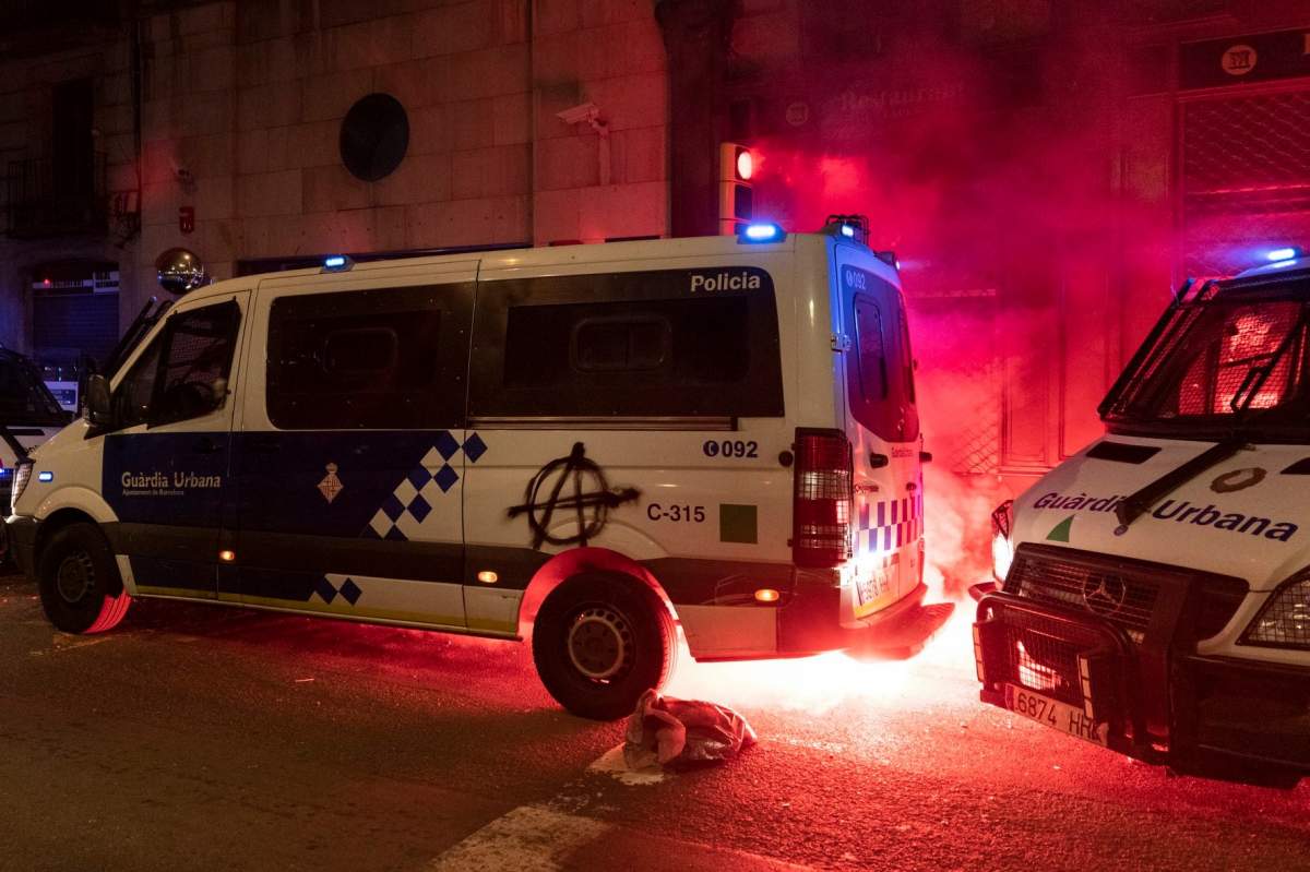 Barcelona, a 11-a zi sub asediu, după arestarea unui rapper vestit! Furgonetele polițiștilor sunt incendiate, iar magazinele jefuite