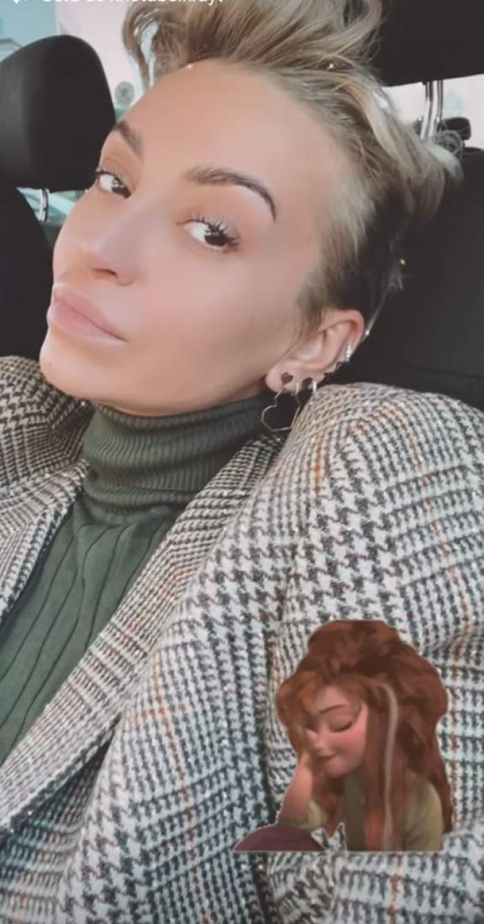 Giulia Anghelescu, selfie în mașină, în ținută colorată, nemachiată