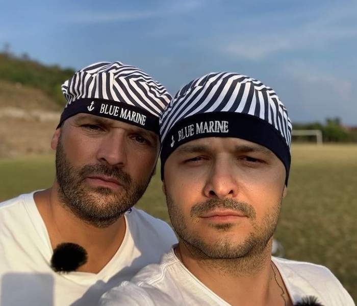 Liviu Vârciu și Andrei își fac un selfie. Actorii se află pe câmp, poartă tricouri albe și pălării de marinar.