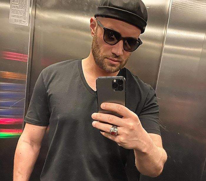 Mihai Bendeac se află în lift. Actorul poartă o căciulă, un tricou negru și ochelari de soare și își face poză în oglindă.