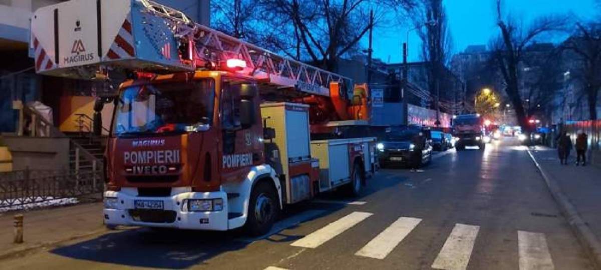 O mașină de Pompieri ajunsă Matei Balș pentru stingerea incendiului.
