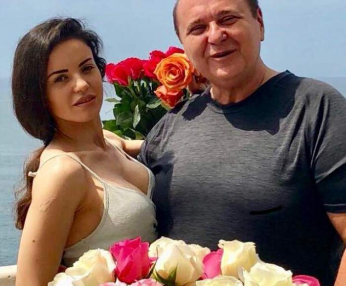 Nick Rădoi și Mădălina Apostol, îmbrățișați, zâmbitori, cu multe flori în jur