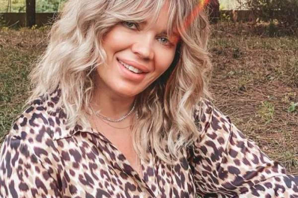 Gina Pistol, selfie, fiind zâmbitoare, îmbrăcată în ținută animal print