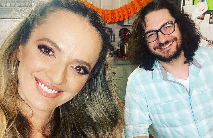 Florin Dumitrescu și soția lui, Cristina, își fac un selfie. El poaetă o cămață bleu, în pătrățele, iar ea e machiată cu nuanțe de roz pe pleoape. Amândoi zâmbesc.