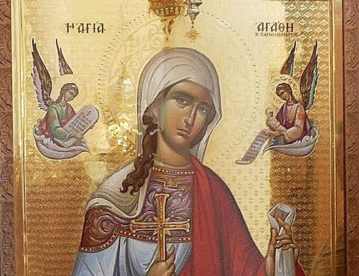 O icoană cu Sfânta Agată. În stânga și în dreapta ei sunt doi îngeri. Ea poartă veșminte colorate în bleu și roșu.