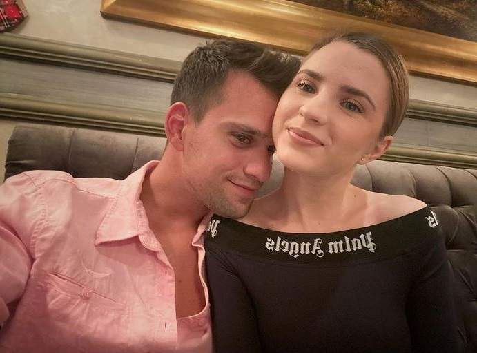 Cristina Ciobănașu și Vlad Gherman pe vremea când erau împreună. El stă cu bărbia pe umărul ei și poartă o cămașă roz. Artista poartă o bluză neagră.