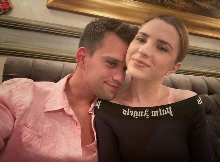 Cristina Ciobănașu și Vlad Gherman pe vremea când erau împreună. El stă cu bărbia pe umărul ei și poartă o cămașă roz. Artista poartă o bluză neagră.