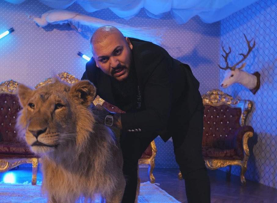 Dani Mocanu și leul din videoclip.