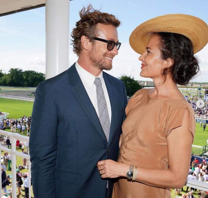 Actorul Simon Baker, din serialul În mintea criminalului, este burlac din nou, după 29 de ani! Cu ce tânără s-a afișat la scurt timp după divorț