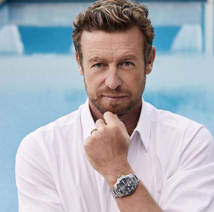 Actorul Simon Baker, din serialul În mintea criminalului, este burlac din nou, după 29 de ani! Cu ce tânără s-a afișat la scurt timp după divorț