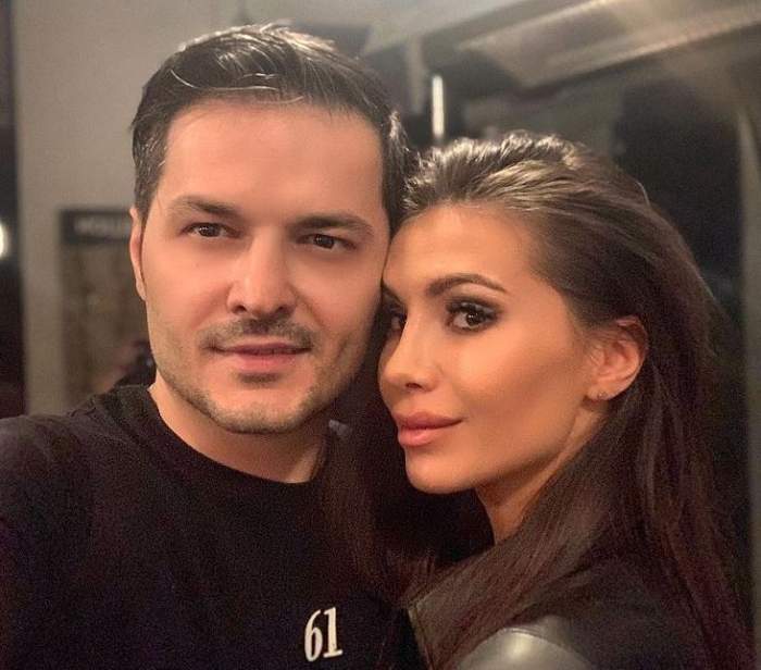 Liviu Vârciu și Anda Călin într-un selfie. Amândoi sunt îmbrăcați în negru, el în tricou, ea în bluză de piele, și zâmbesc larg.