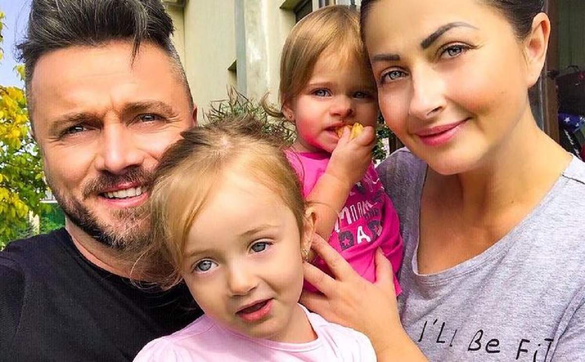 Gabriela Cristea și familia ei într-un selfie. Ea o ține în brațe pe mezină, pe Iris, iar Tavi Clonda pe Victoria.