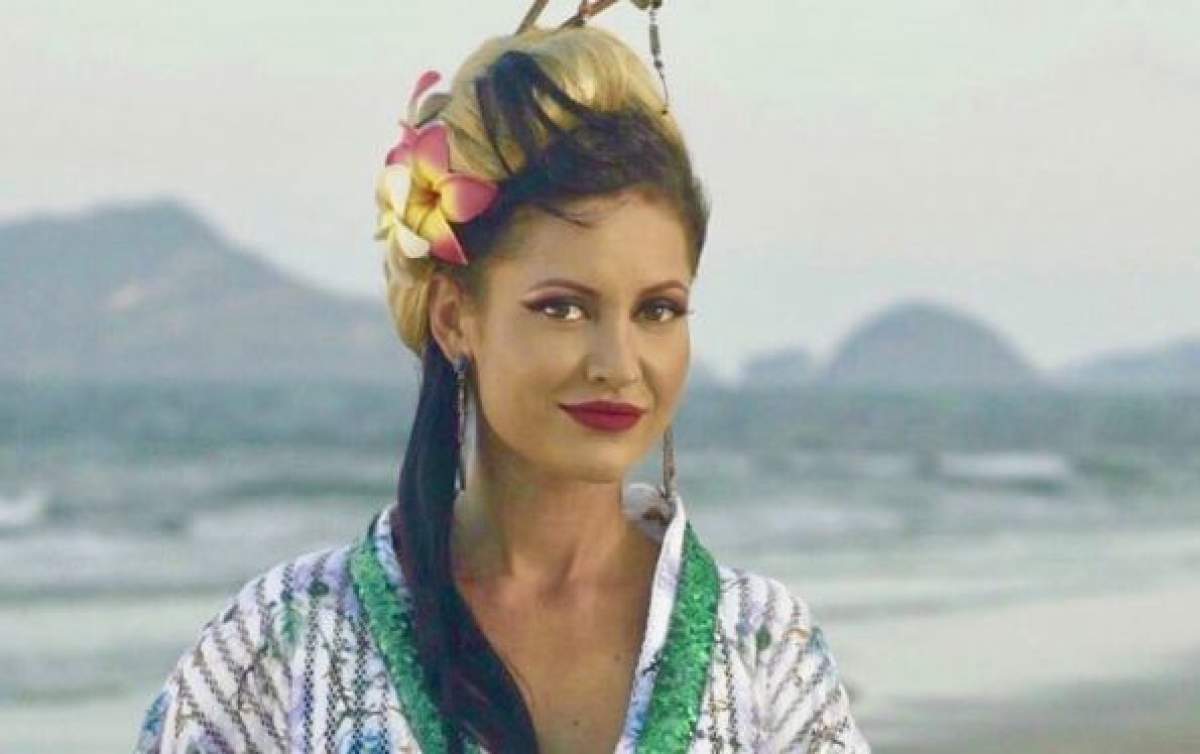 Nicoleta Dragne, pe plajă, brunetă, cu părul lung și cu flori pe cap