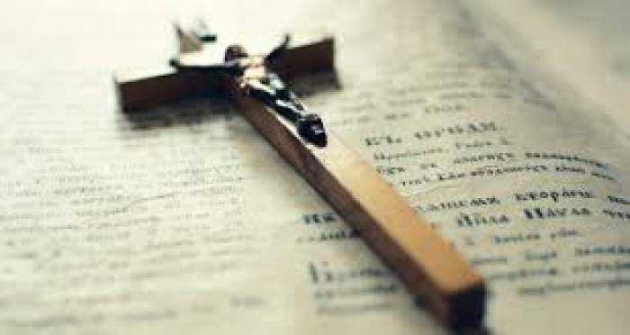 O cruce așezată pe o carte de rugăciuni
