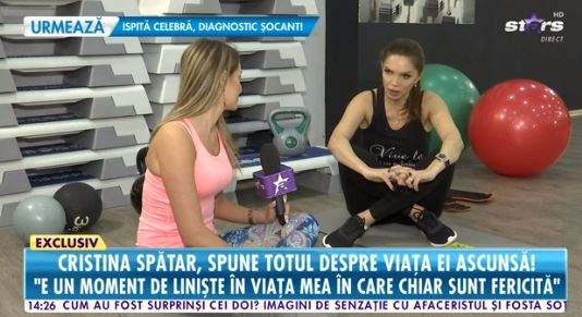 Cristina Spătar, în sala de sport, îmbrăcată în negru, oferă un interviu la Antena Stars