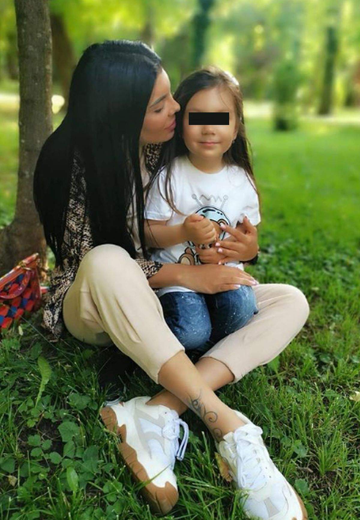 andreea-tonciu-rebecca-medic andreea tonciu o saruta pe fiica sa