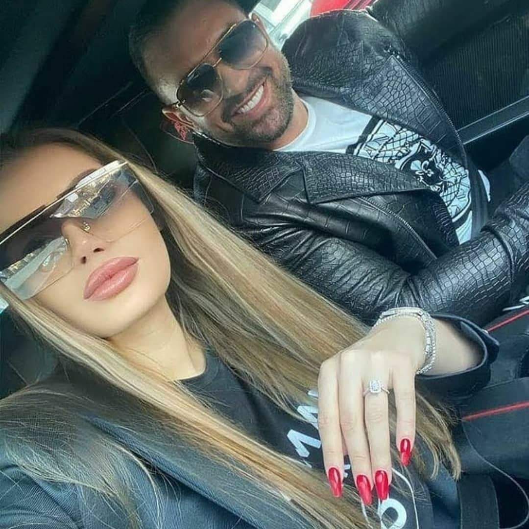 Daria Radionova și Alex Bodi, selfie în mașină.