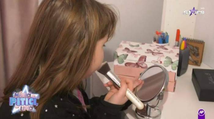 Fiica Oanei Roman face tutorial de make-up. Iată cum se machiază micuța Isabela / VIDEO