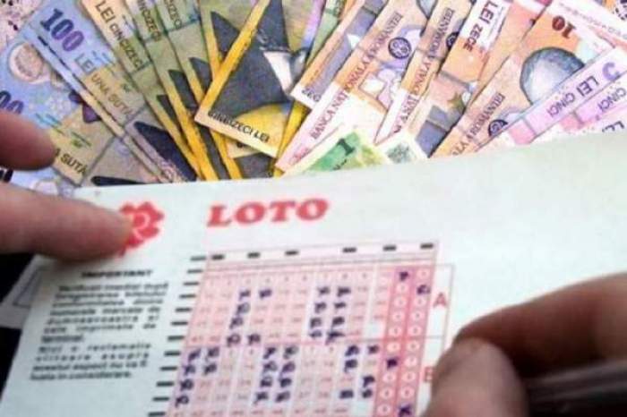 Bilet de Loto 6/49, cu numerele câștigătoare bifate, cu mulți bani lângă