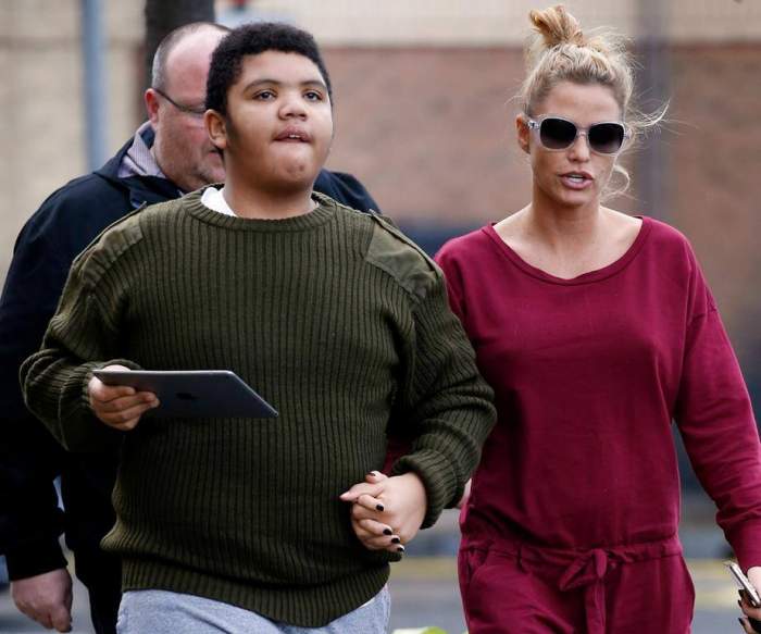 Zile negre pentru Katie Price! Fiul vedetei de televiziune a ajuns de urgență la spital, după ce s-a vaccinat împotriva coronavirusului