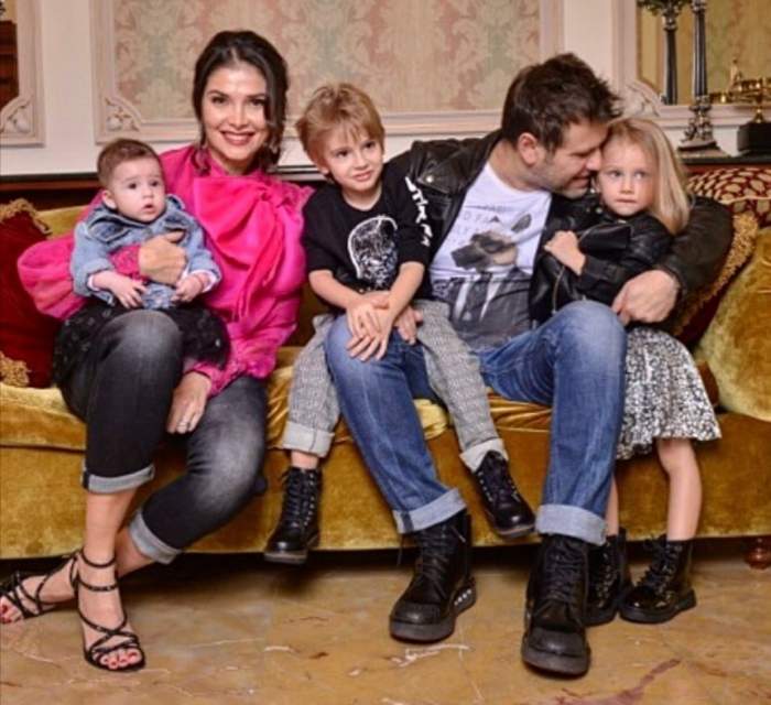 Alina Pușcaș alături de soțul și cei trei copii, îmbrățișați și zâmbitori