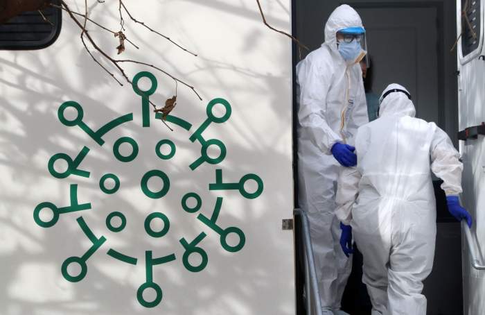 Colaj foto cu semnul ce indică virusul din China, și mai mulți medici în combinezoane