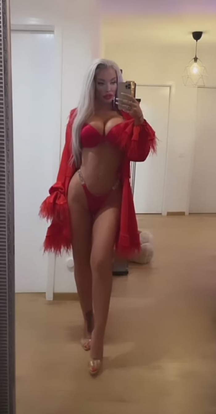 Loredana Chivu s-a fotografiat în oglindă, în lenjerie intimă roșie