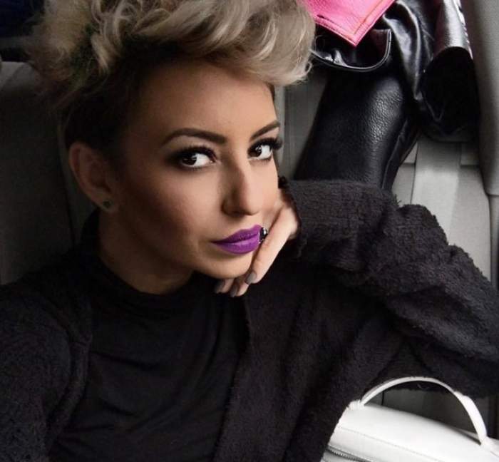 Giulia Anghelescu, selfie, îmbrăcată în negru, machiată cu negru și ruj mov pe buze