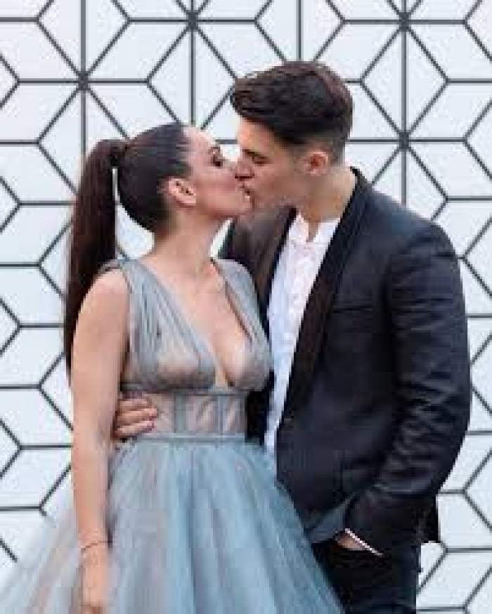 Alexia Eram și Mario Fresh, îmbrăcați eleganți, sărutându-se cu patos