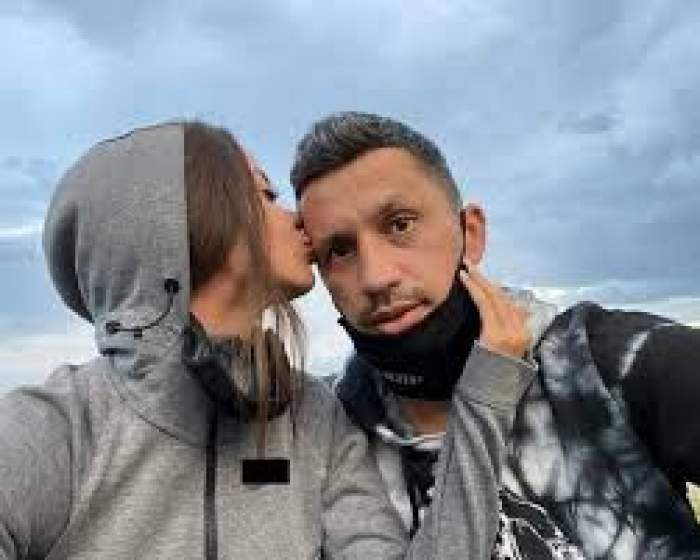 Denisa Hodișan îl sărută pe funte pe Flick
