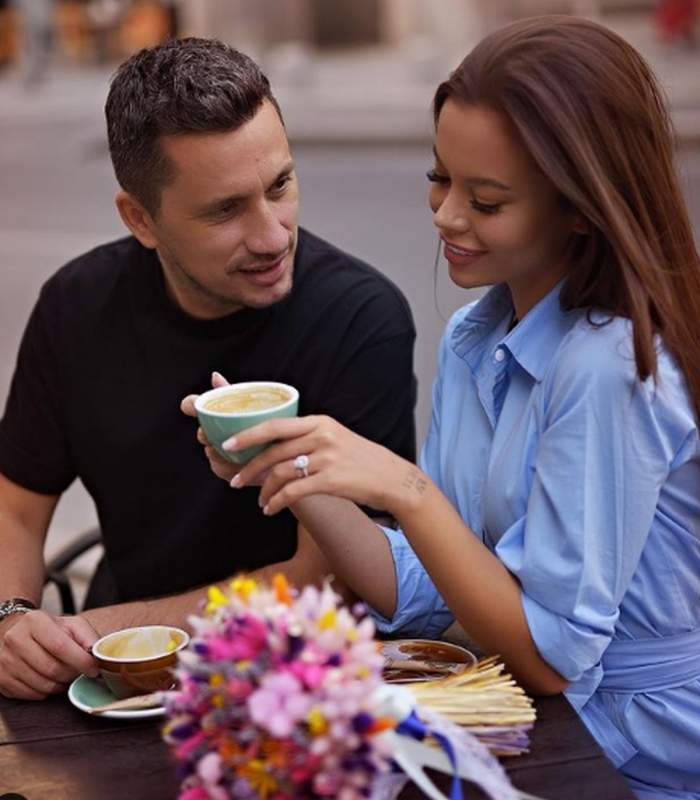 Flick o privește pe Denisa Hodișan, care savurează o cafea