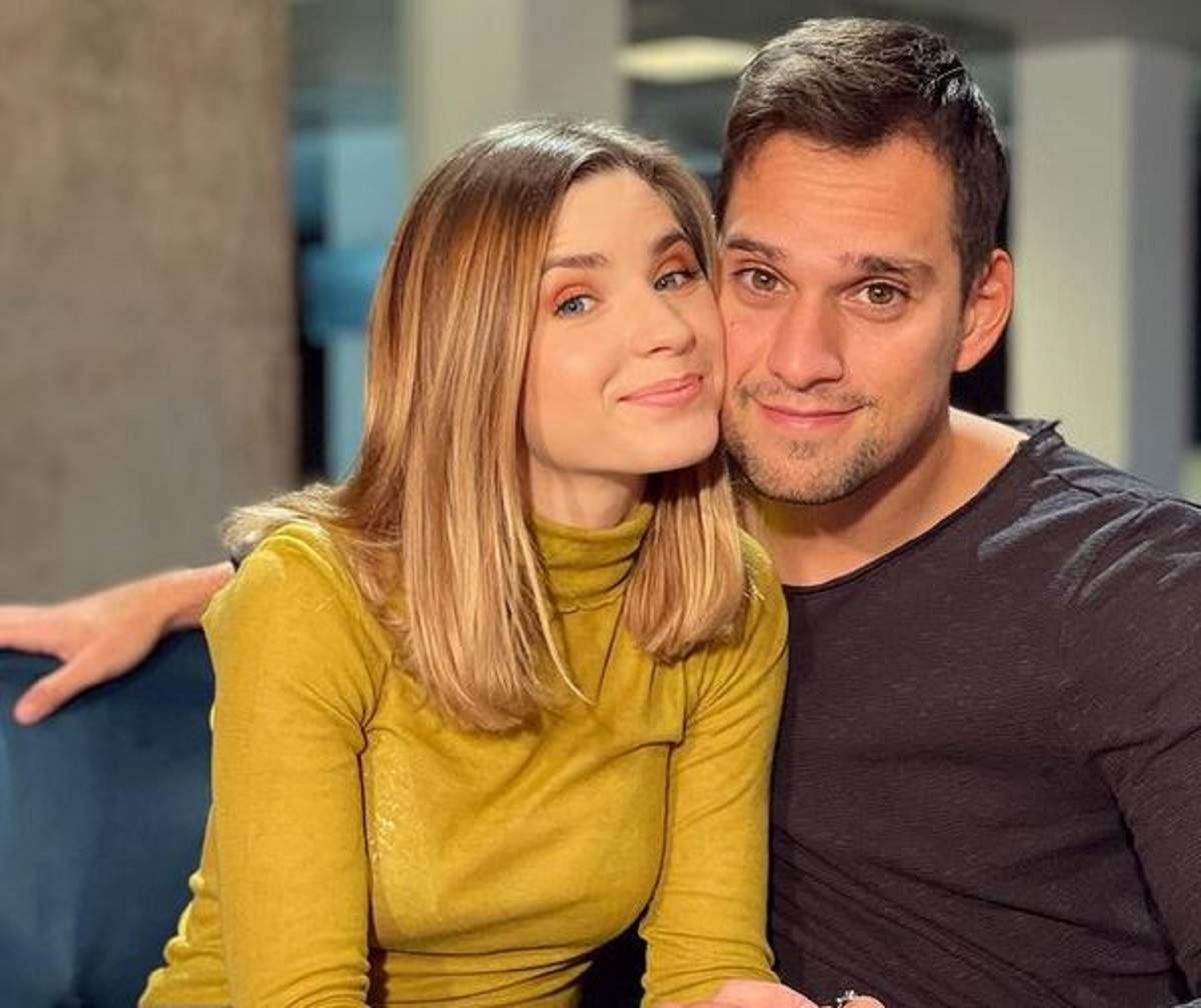 Cristina Ciobănașu și Vlad Gherman pe vremea când erau împreună. Stau pe o canapea albastră. El poartă o bluză gri închis, iar ea o maletă galbenă.