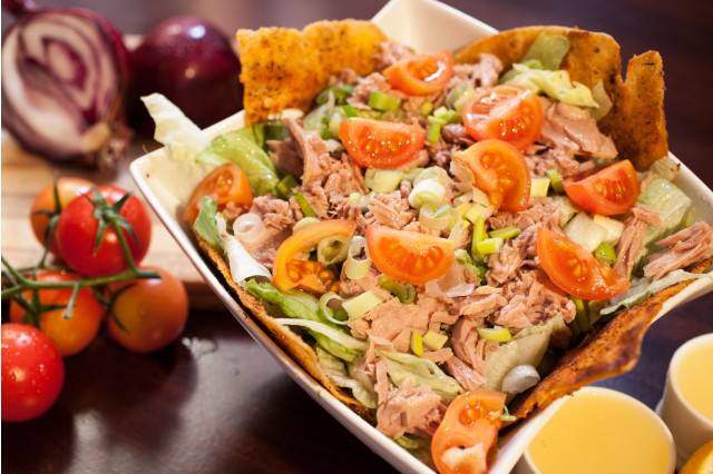 Cea mai bună salată de ton. Rețeta simplă, dietetică și ieftină