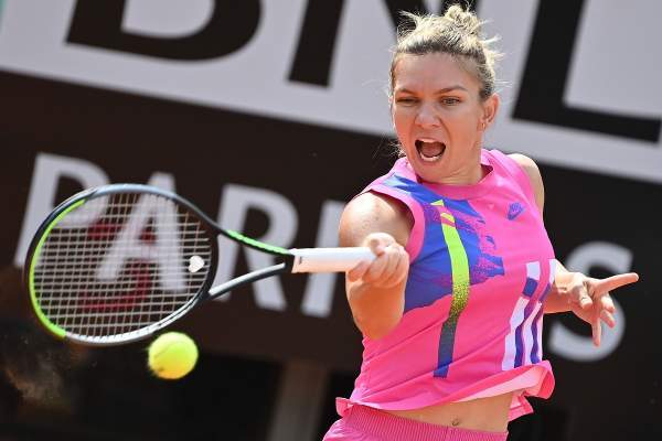 simona halep cu paleta de tenis pe teren